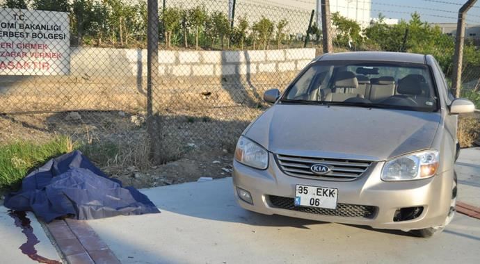 Kaldırımda bekleyen simitçiye otomobil çarptı, öldü! Kaldırımda bekleyen simitçiye otomobil çarptı, öldü!