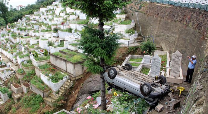 Giresun'da kaza yapan araba, direk mezarlığa uçtu!