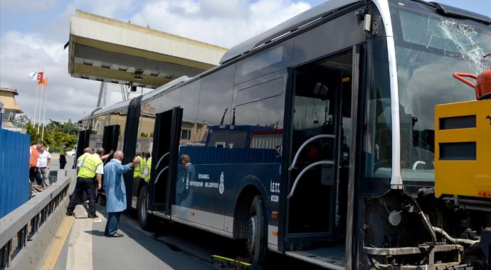 Boğaziçi Köprüsü&#039;nde metrobüs kazası: 1 yaralı