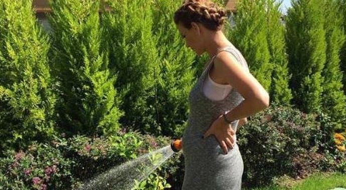 Esra Erol'dan hamilelik pozu Esra Erol'dan hamilelik pozu