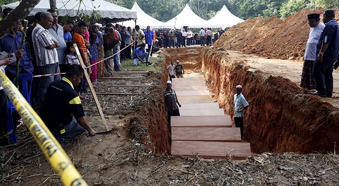 Malezya'daki mezarlarda bulunan 21 Arakanlı Müslüman defnedildi Malezya'daki mezarlarda bulunan 21 Arakanlı Müslüman defnedildi
