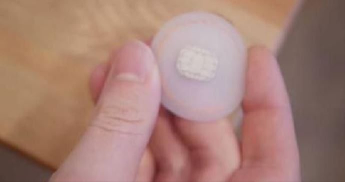 Cebinden çıkarmaya üşendiği kartı, derisinin altına yerleştirtti