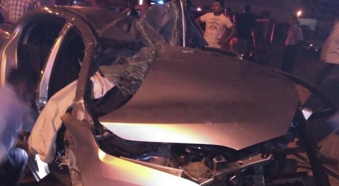 Mersin'de otomobil elektrik direğine çarptı, 2 kişi öldü