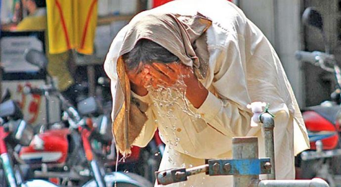 Pakistan'da aşırı sıcaklar nedeniyle hayatını kaybedenlerin sayısı 136'ya yükseldi Pakistan'da aşırı sıcaklar nedeniyle hayatını kaybedenlerin sayısı 136'ya yükseldi