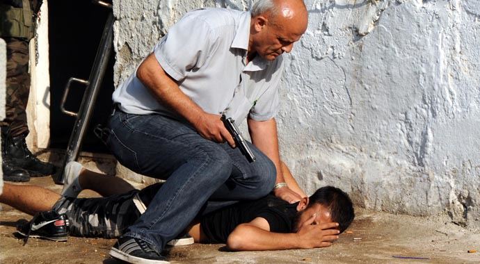 Uyuşturucu almaya giden baba ve oğlu gasp ettiler! Uyuşturucu almaya giden baba ve oğlu gasp ettiler!