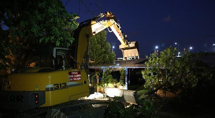 Karaköy'de kaçak iş yerleri yıkıldı! Karaköy'de kaçak iş yerleri yıkıldı!