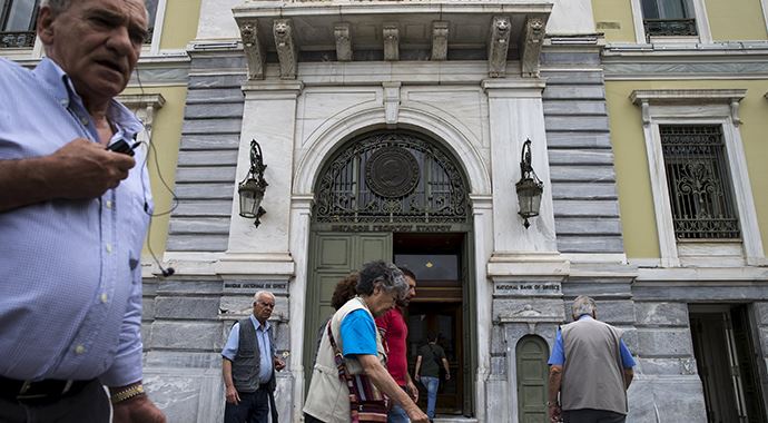 Yunanistan'da bankalardan bir günde 1 milyar euro çekildi Yunanistan'da bankalardan bir günde 1 milyar euro çekildi