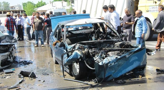 Van&#039;da 2 araba çarpıştı, 2 kişi hayatını kaybetti