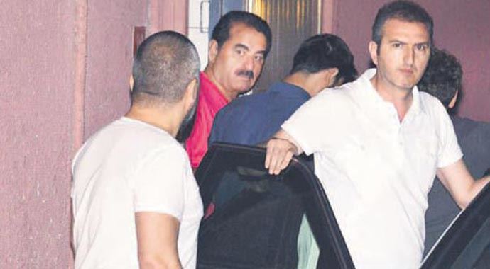 İbrahim Tatlıses arka kapıdan kaçtı, gazetecilere bu notu bıraktı!