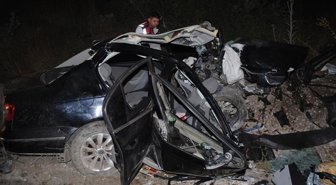 Polis otomobille direğe çarptı, 2 kişi hayatını kaybetti