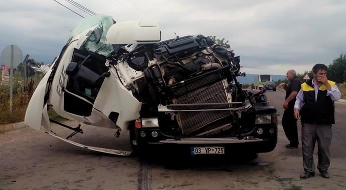 İş makinesi TIR&#039;la çarpıştı, 1 kişi öldü
