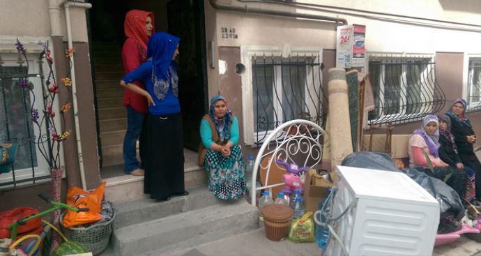 Ramazan günü sokağa atıldılar Ramazan günü sokağa atıldılar