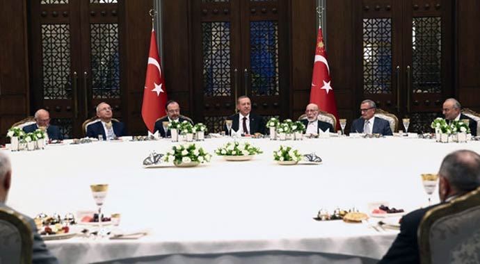 Erdoğan iftar yemeğinde ilim adamlarını ağırladı Erdoğan iftar yemeğinde ilim adamlarını ağırladı