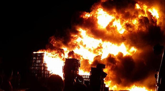 Fabrika alev alev yandı