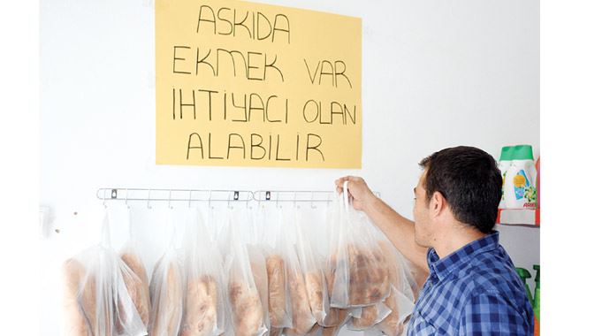 Mahalleliden 'askıda pide' Mahalleliden 'askıda pide'