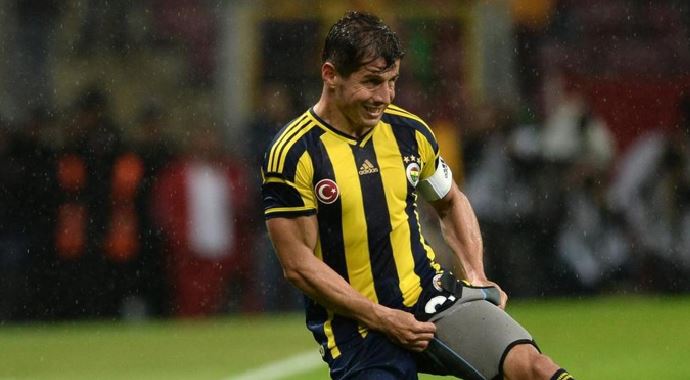 Emre Belözoğlu imzayı atıyor Emre Belözoğlu imzayı atıyor