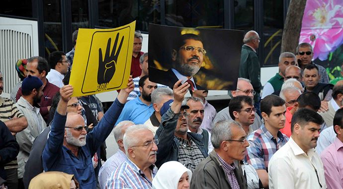 Mursi hakkındaki idam kararı Isparta'da protesto edildi Mursi hakkındaki idam kararı Isparta'da protesto edildi