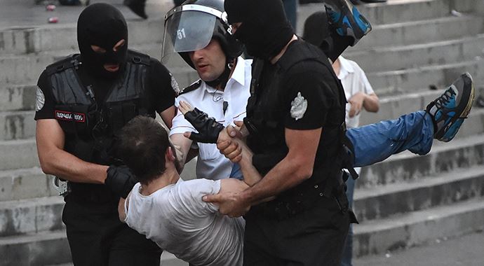 Ermenistan'da halk Cumhurbaşkanlığı Sarayı'nı kuşattı Ermenistan'da halk Cumhurbaşkanlığı Sarayı'nı kuşattı
