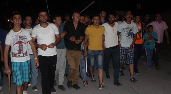Bir söylenti yetti, sabah kadar sopalarla nöbet tuttular