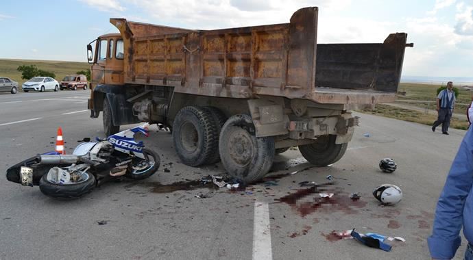 Yarış motosikleti kamyona çarptı, 2 kişi öldü Yarış motosikleti kamyona çarptı, 2 kişi öldü