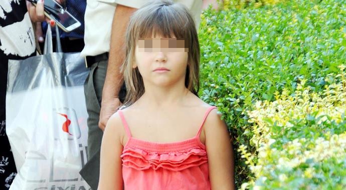Anne ve babasının cesediyle 3 gün kalan küçük kız konuştu!