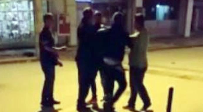 Birbirlerine parke taşları ile saldırdılar