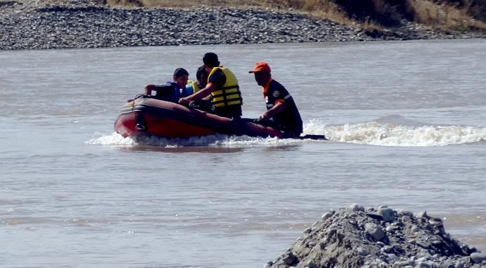 Batman Çayı'nda mahsur kaldılar Batman Çayı'nda mahsur kaldılar