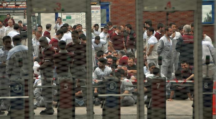 Tofaş, Bursa'da 80 kişiyi işten çıkardı Tofaş, Bursa'da 80 kişiyi işten çıkardı