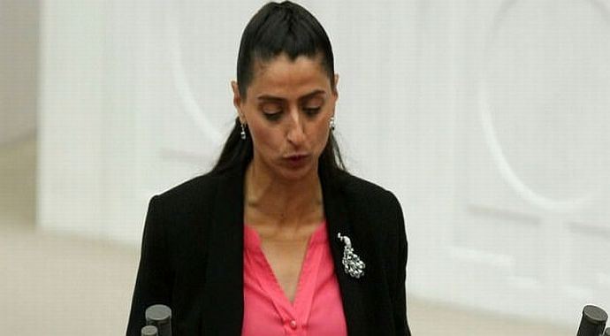 Türkçe bilmeyen Feleknas Uca yemin etti Türkçe bilmeyen Feleknas Uca yemin etti