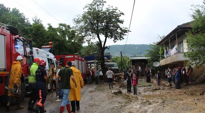 Sakarya'da sel sularına kapılan kadın kayboldu Sakarya'da sel sularına kapılan kadın kayboldu