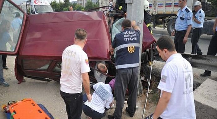 Otomobil direğe çarptı: 1 ölü Otomobil direğe çarptı: 1 ölü