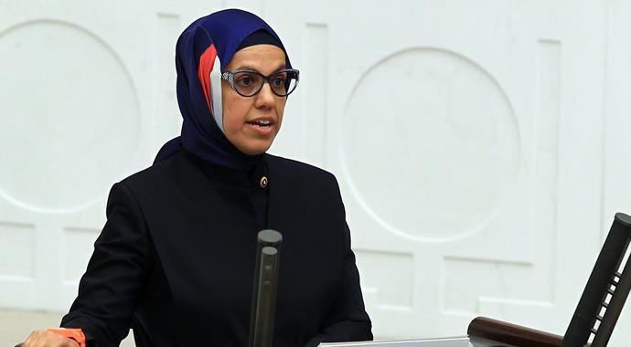 Ravza Kavakçı'nın başörtüsünden rahatsız oldular Ravza Kavakçı'nın başörtüsünden rahatsız oldular