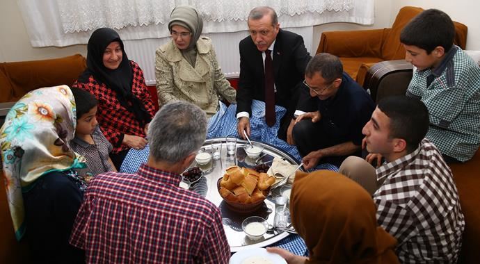 Cumhurbaşkanı Erdoğan iftar sofrasına konuk oldu