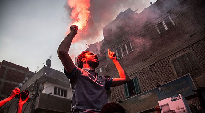 Darbeci Sisi'ye karşı binlerce kişi sokaklara döküldü Darbeci Sisi'ye karşı binlerce kişi sokaklara döküldü