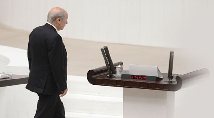 Bahçeli kürsüye çıkınca Davutoğlu... Bahçeli kürsüye çıkınca Davutoğlu...
