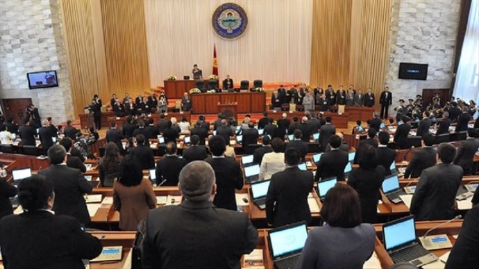 Kırgızistan'da referanduma yeşil ışık Kırgızistan'da referanduma yeşil ışık