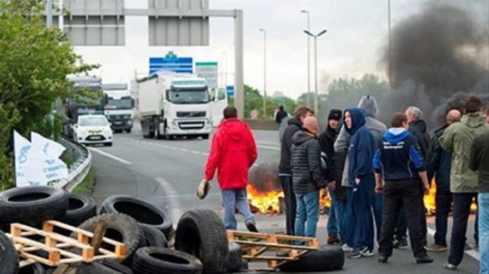 İşsiz kalan denizciler Manş Tüneli'ni kapattı