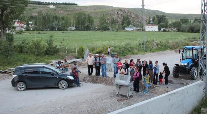 Sivas&#039;ta halk çoluk çocuk bir olup yol kapattı!