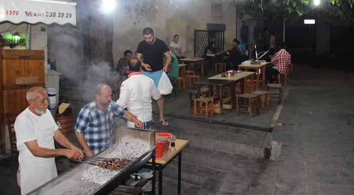 Sahurda kebapçılara akın ediyorlar