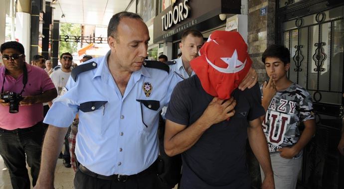 Kafasına Türk bayrağı bağlayıp... Kafasına Türk bayrağı bağlayıp...