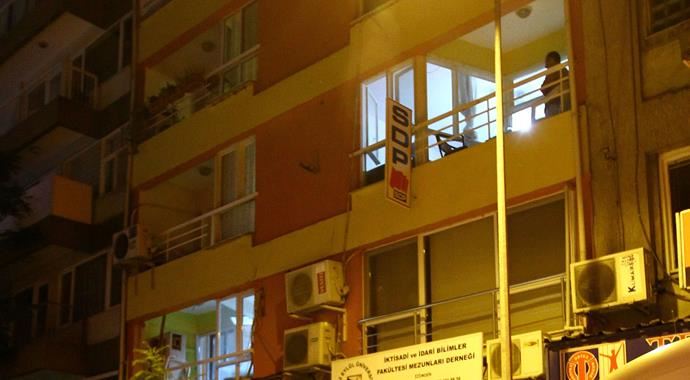 SDP İzmir İl Başkanlığı'na baskın: 4 kişi sorgulanıyor SDP İzmir İl Başkanlığı'na baskın: 4 kişi sorgulanıyor
