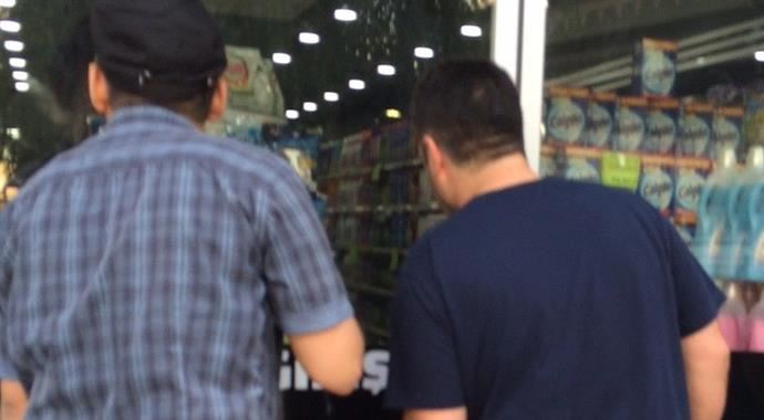 AVM'de dehşet! Patronunun boğazını kesti AVM'de dehşet! Patronunun boğazını kesti