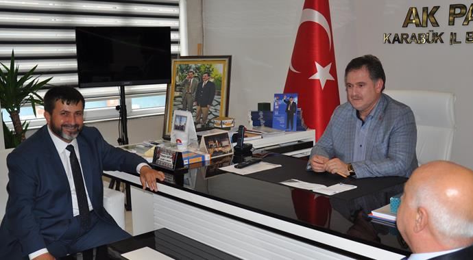 MHP'li vekilden AK Parti'ye ziyaret: "Birlikte çalışacağız" MHP'li vekilden AK Parti'ye ziyaret: "Birlikte çalışacağız"