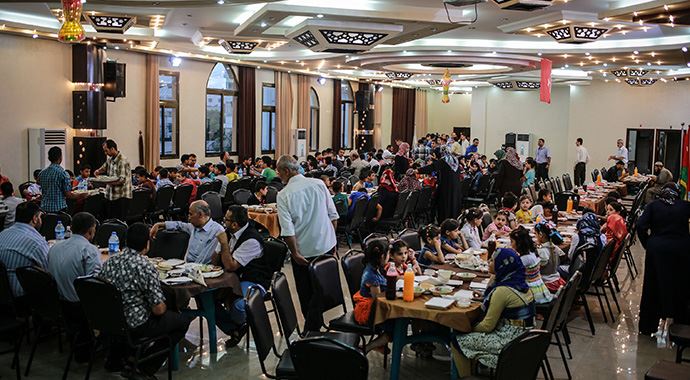 Türk Kızılayı&#039;ndan Gazzeli yetimlere iftar