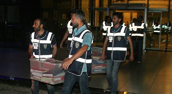 200 klasöre ve bilgisayarlara el konuldu 200 klasöre ve bilgisayarlara el konuldu