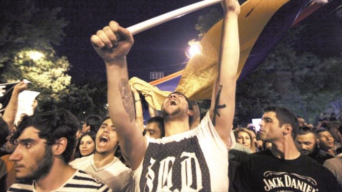 Ermenistan&#039;da öfke dinmiyor