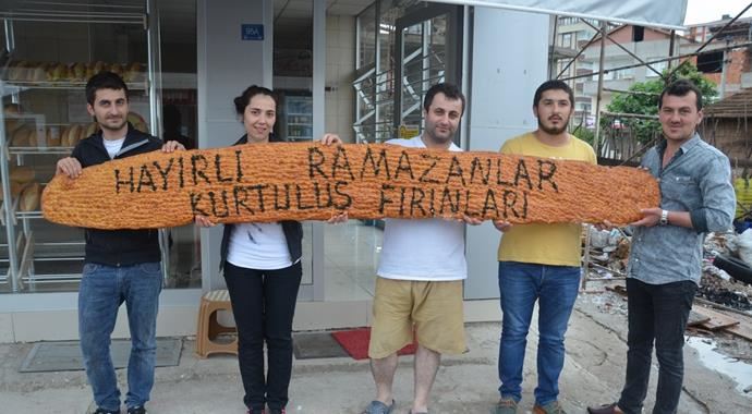 2 metrelik Ramazan pidesi yaptılar 2 metrelik Ramazan pidesi yaptılar