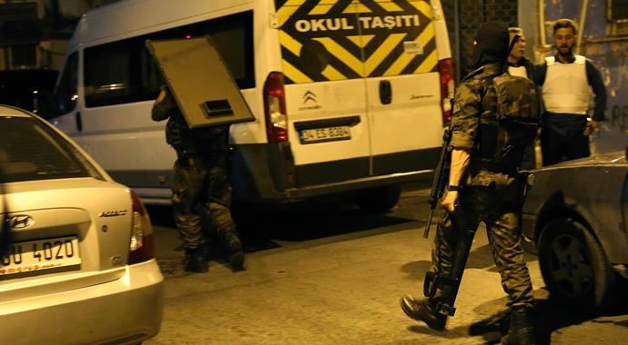 İstanbul'daki terör operasyonunda 4 kişi adliyeye sevk edildi İstanbul'daki terör operasyonunda 4 kişi adliyeye sevk edildi