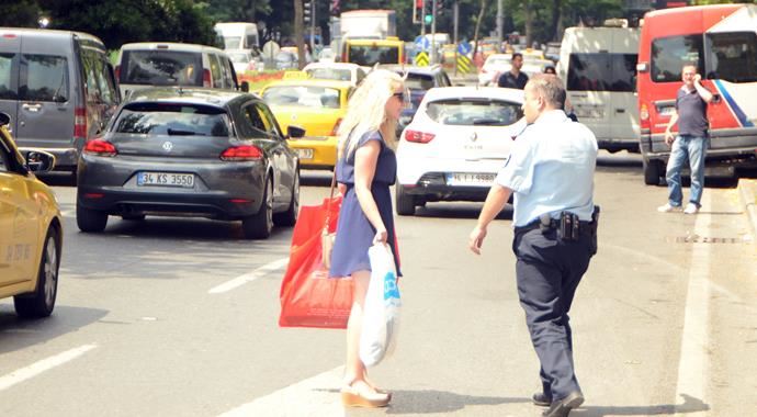 Beşiktaş&#039;taki bomba paniğine sarışın kadın damgasını vurdu!