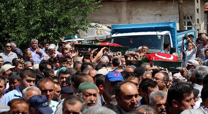 Sokak ortasında öldürülen 2 kardeş toprağa verildi